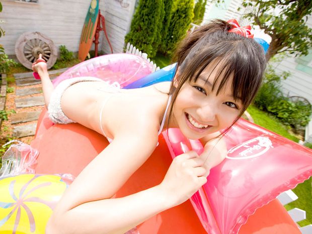 日本美女小池唯乖巧性感迷人