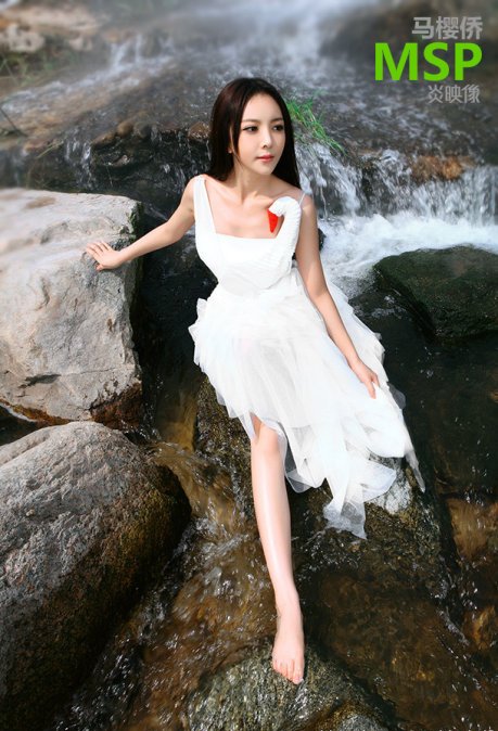 甜美公主MM小天鹅河谷中戏水