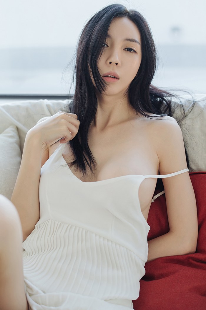 韩国少女Kim白色吊带魔鬼身材性感唯美