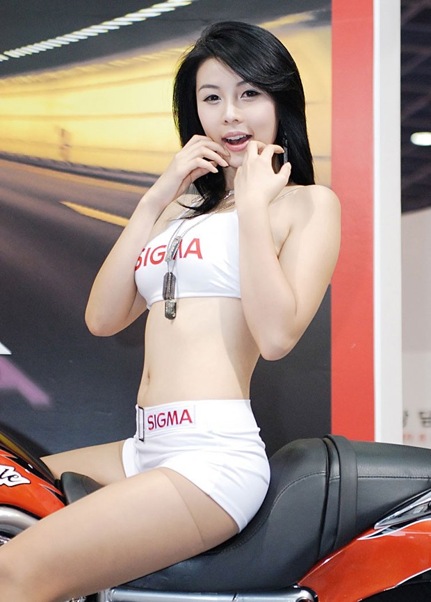 韩国人气车模黄美姬车展上扮嫩图