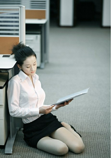 办公室里的靓丽可爱秘书
