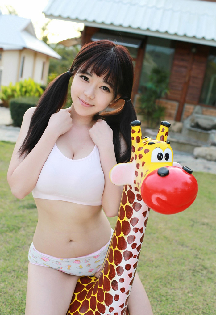性感模特刘飞儿Faye与长颈鹿玩耍