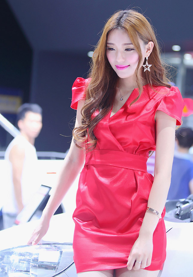 2014深圳国际车展的红衣MM