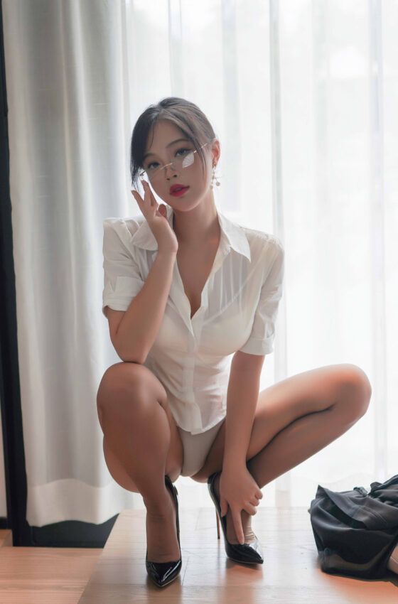 [COSPLAY]萌系小姐姐-白烨 – 秘书的私人时间2.0
