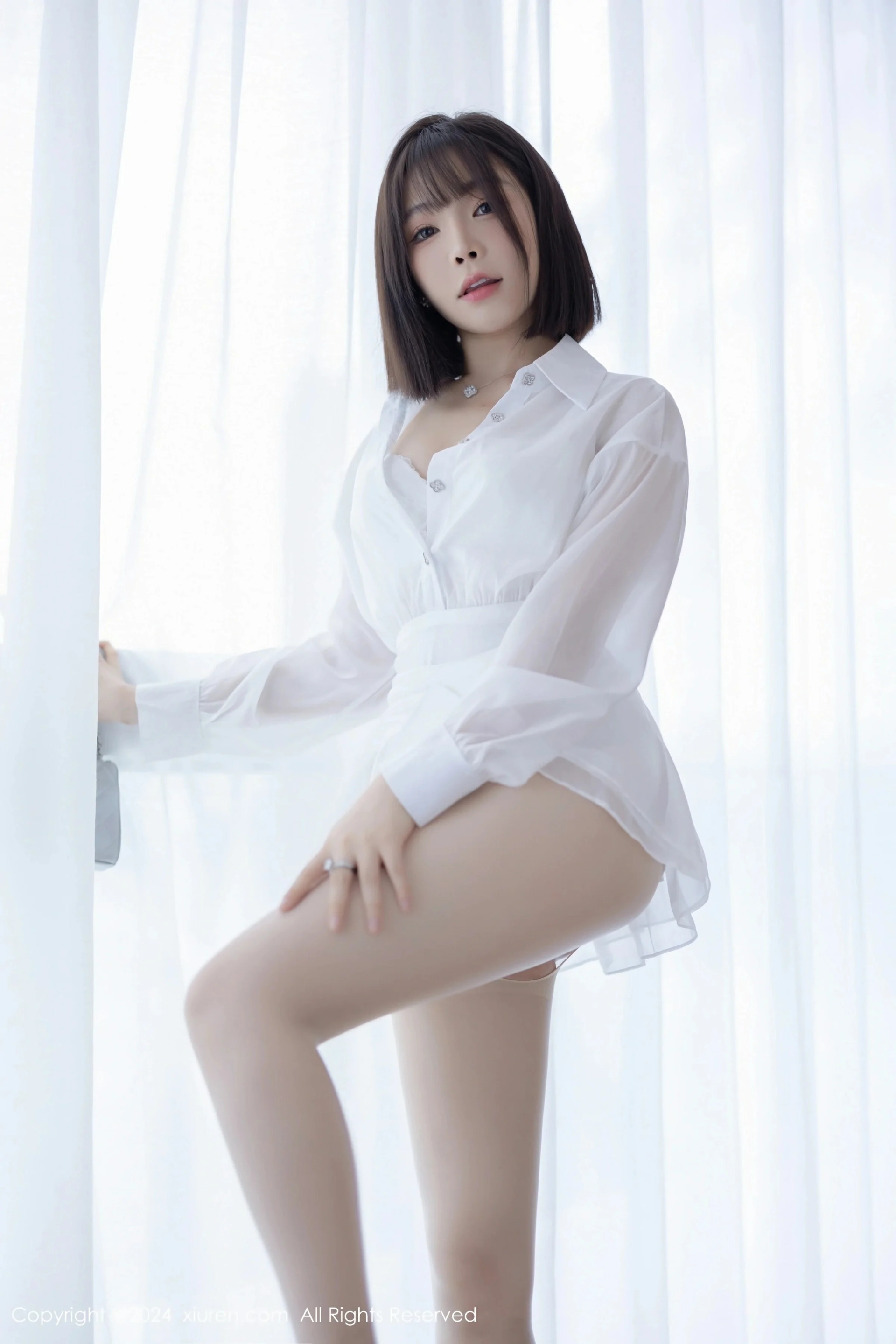 [XiuRen秀人网] 2024.08.15 No.9020 徐莉芝Booty 白色连衣短裙 白色丝袜 性感写真 [94+1P]