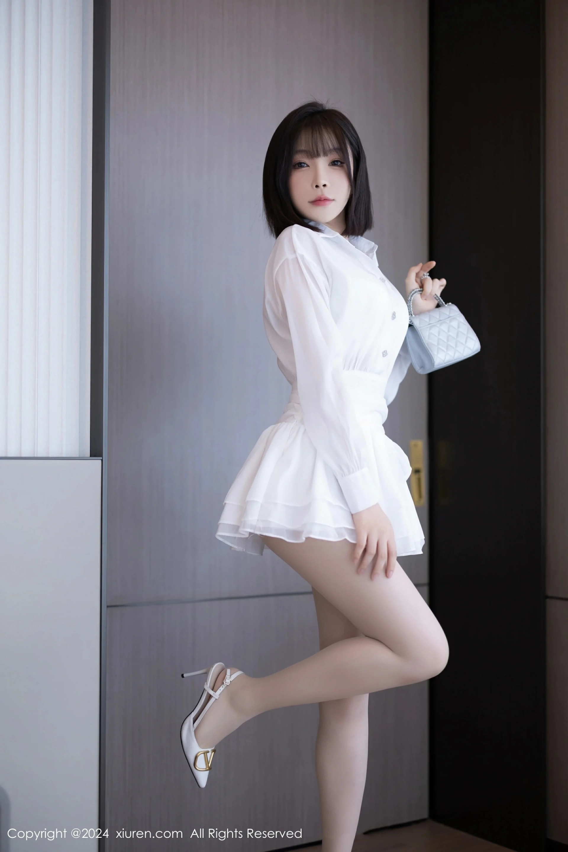 [XiuRen秀人网] 2024.08.15 No.9020 徐莉芝Booty 白色连衣短裙 白色丝袜 性感写真 [94+1P]