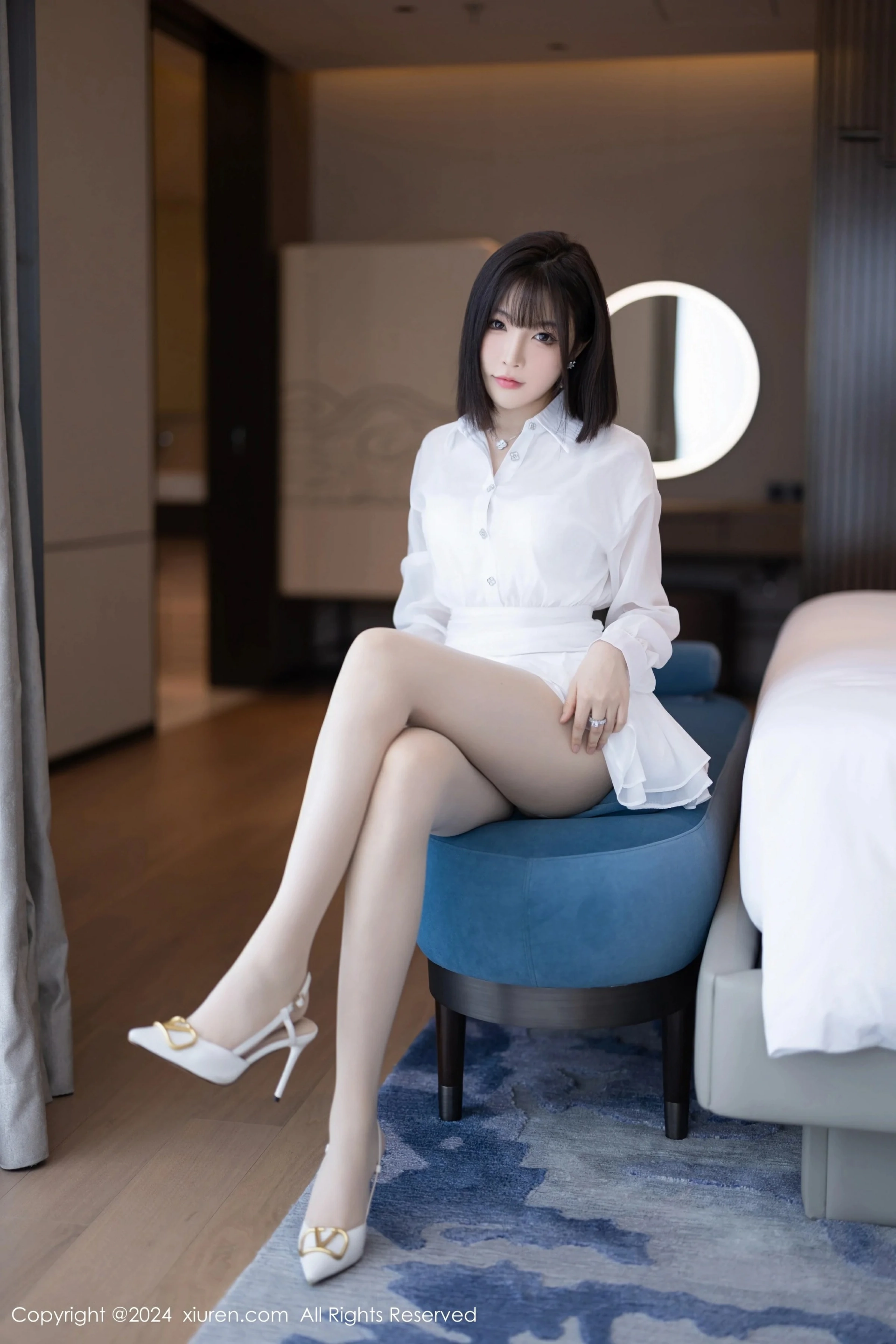 [XiuRen秀人网] 2024.08.15 No.9020 徐莉芝Booty 白色连衣短裙 白色丝袜 性感写真 [94+1P]